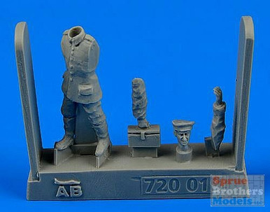 ARSAB720019 1:72 AeroBonus German and Austro-Hungarian Aircraft Mechanic Figure Carrying Toolbox WWI Part 4