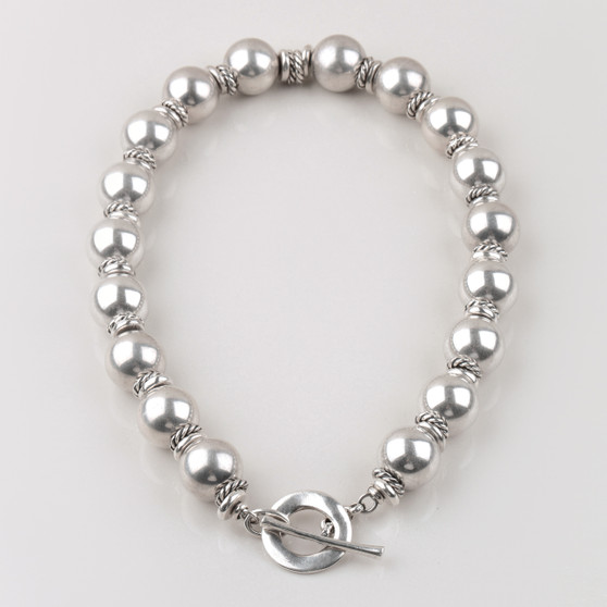 Detailed burnished silver plated bead necklace with T-bar and fob. Length: 46 cm