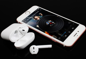 Apple Compatible Wireless Earbuds With Charging Dock