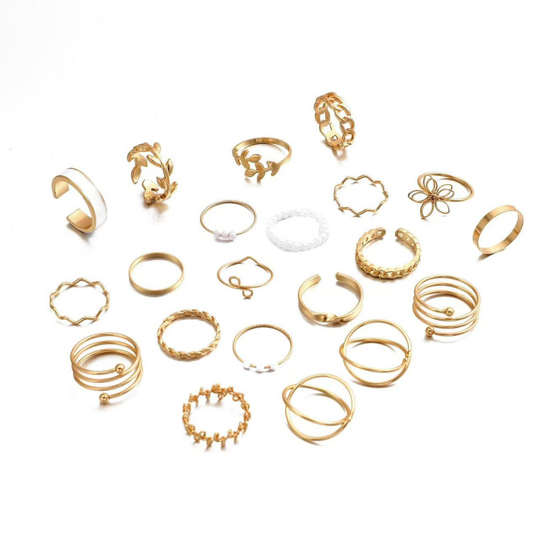 Golden Harmony – 22-Piece Vintage Gold Ring Set