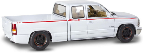 Revell 14538 1999 Chevy Silverado Street Pickup 1/25 Scale Model Kit Revell 14538 1999 Chevy Silverado Street Pickup 1/25 Scale Model Kit