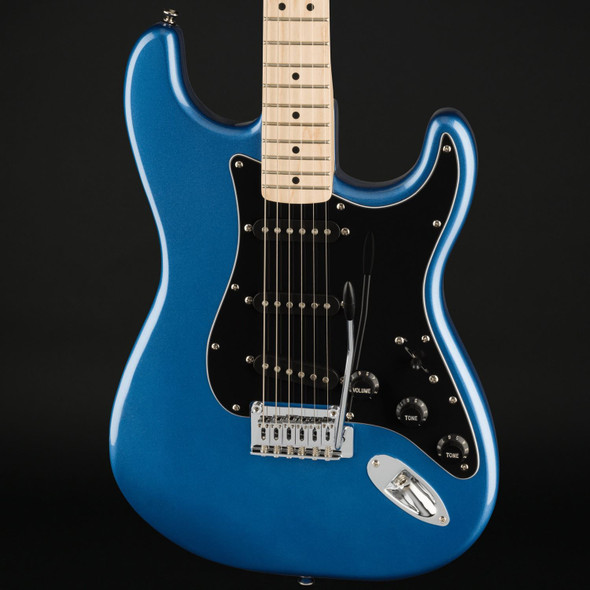Squier Affinity Series Stratocaster, Maple Fingerboard, Black Pickguard in Lake Placid Blue