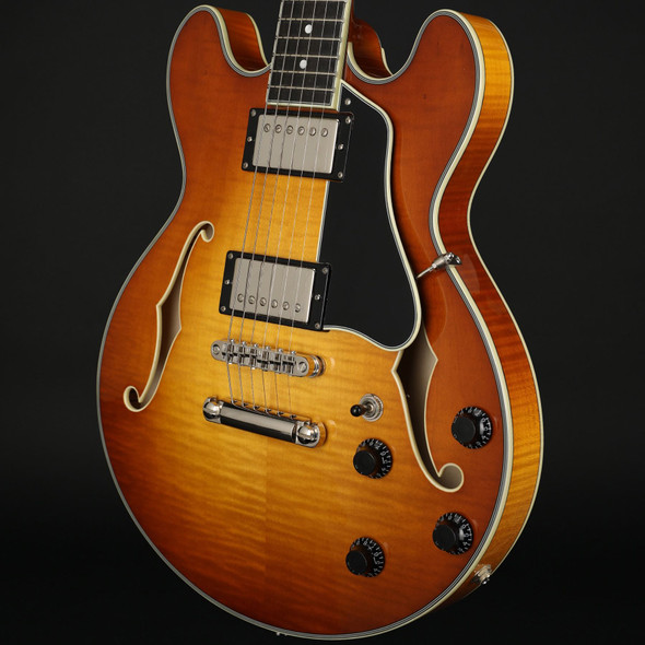 Eastman T484-GB 14" Thinline, Seymour Duncan Pickups in Goldburst with Case #P2401370