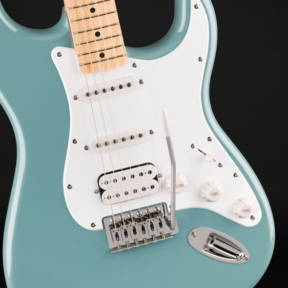 Squier FSR Squier Sonic Stratocaster HSS, Maple Fingerboard, White Pickguard in Sonic Gray