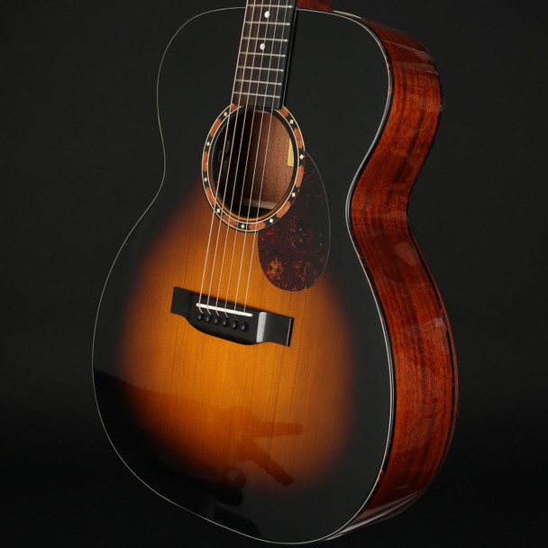 Eastman E2OM Deluxe Orchestra Electro Acoustic in Sunburst Truetone Gloss with Gig Bag