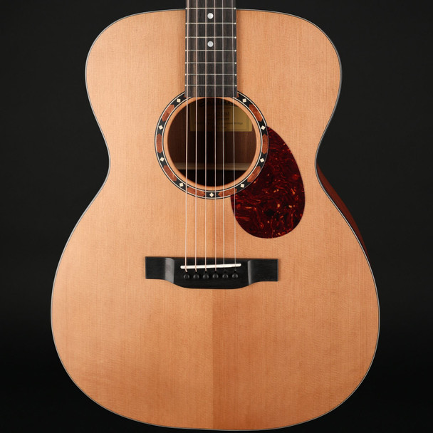 Eastman E2OM Orchestra Electro Acoustic in Natural with Gig Bag #M2529219