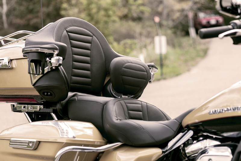 Mustang Deluxe Touring Seat FLH - 79006