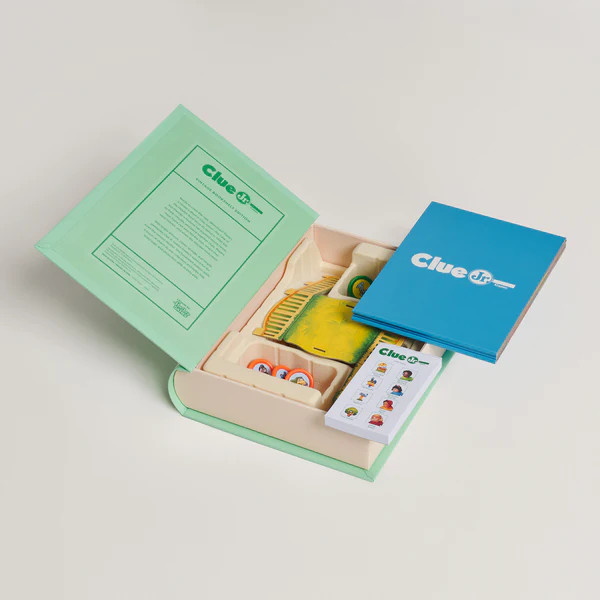 Clue Junior Linen Bookshelf Game