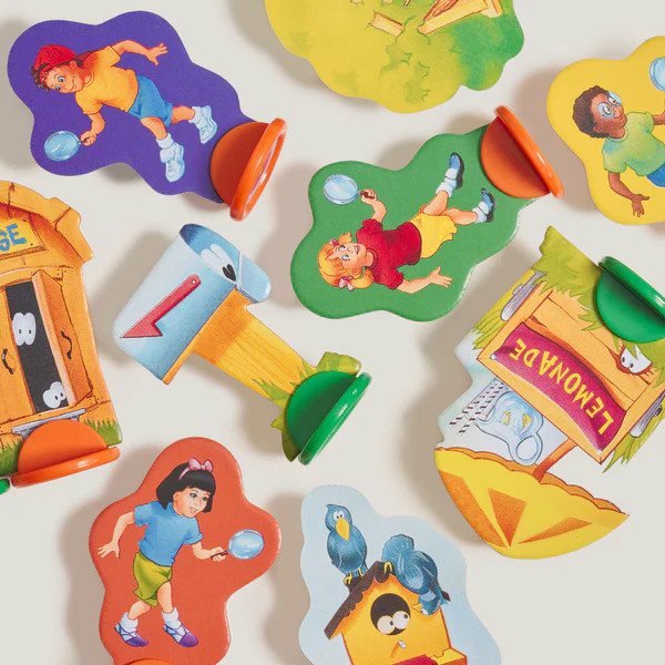 Clue Junior Linen Bookshelf Game