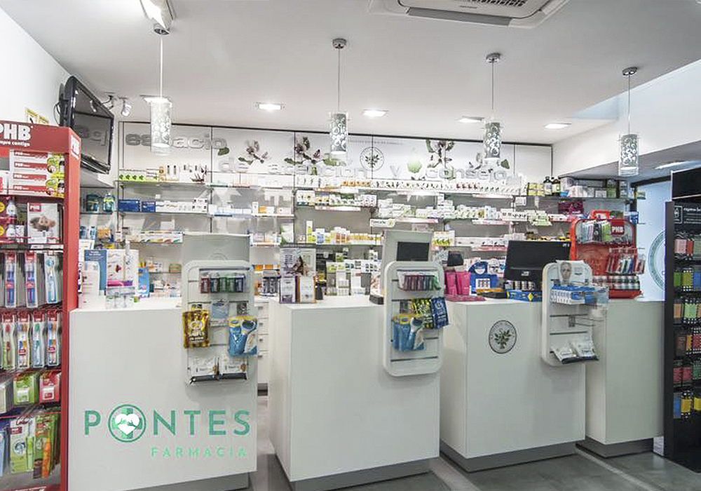 Interior de la Farmacia Pontes, en Usera, Madrid