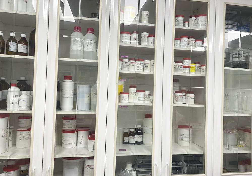 Laboratorio de la Farmacia Pontes, en Usera, Madrid