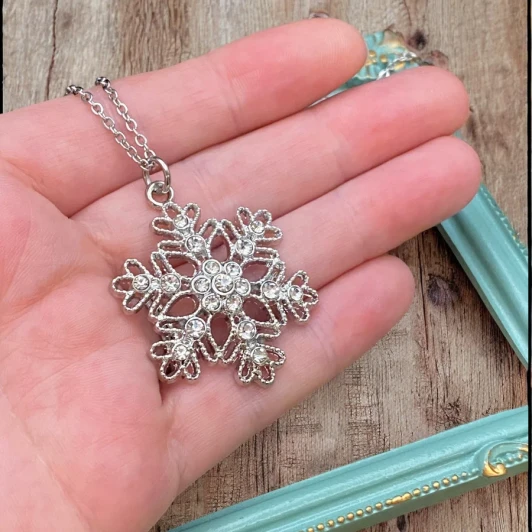 Freckle Face Simple Snowflake Necklace Silver