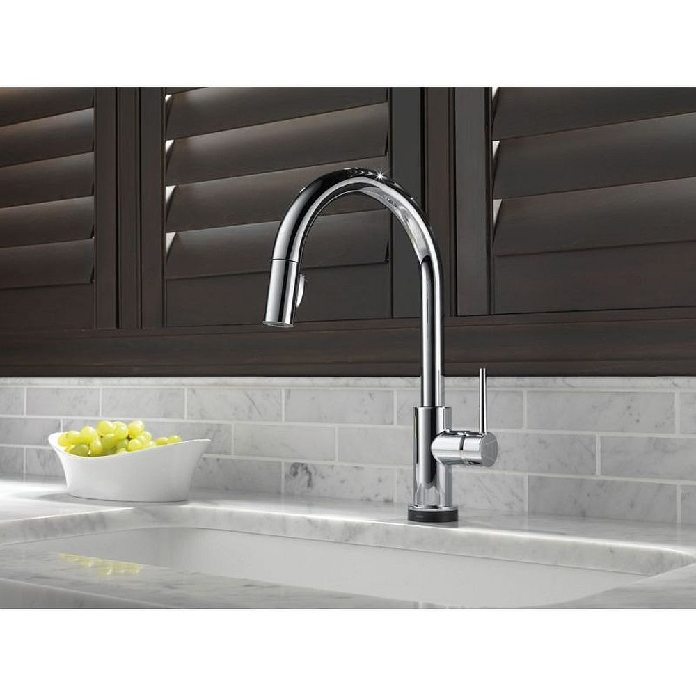 Single Handle Pull-Down Kitchen Faucet with Touch2O Technology in Polished Chrome