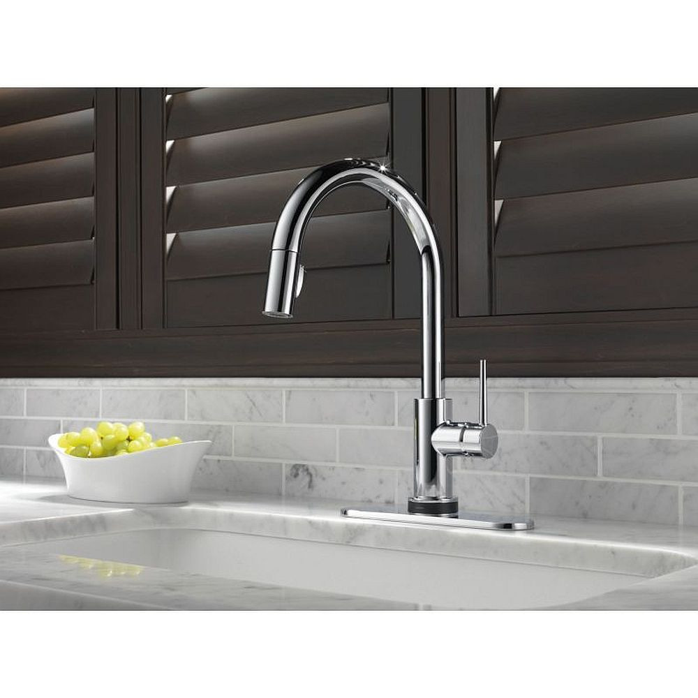 Single Handle Pull-Down Kitchen Faucet with Touch2O Technology in Polished Chrome