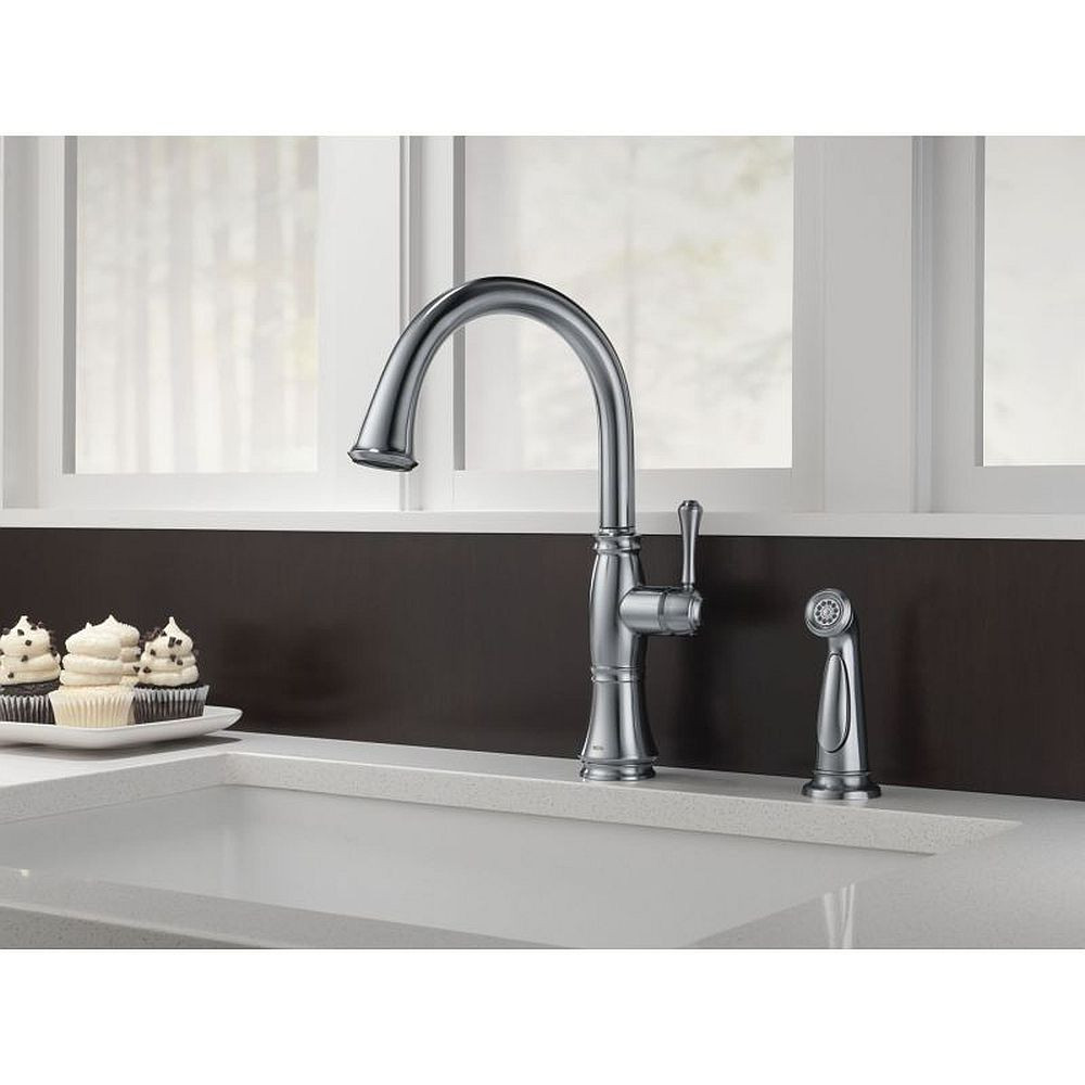 Single Handle Kitchen Faucet with Spray in Arctic Stainless