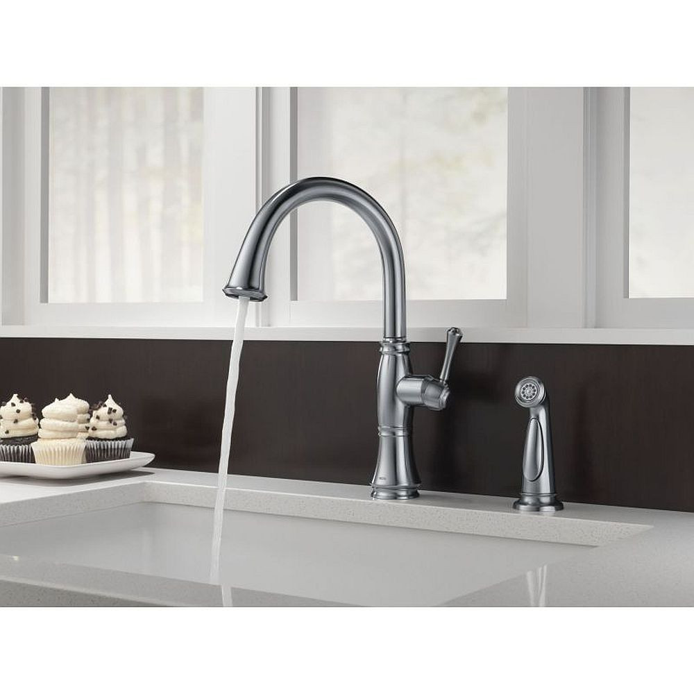 Single Handle Kitchen Faucet with Spray in Arctic Stainless