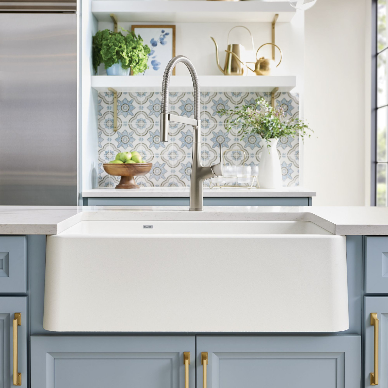 33" Farmhouse/Apron Front Kitchen Sink with Low Divide in White 33" Farmhouse/Apron Front Kitchen Sink with Low Divide in White