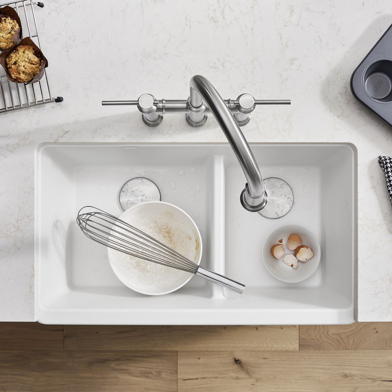 33" Farmhouse/Apron Front Kitchen Sink with Low Divide in White 33" Farmhouse/Apron Front Kitchen Sink with Low Divide in White