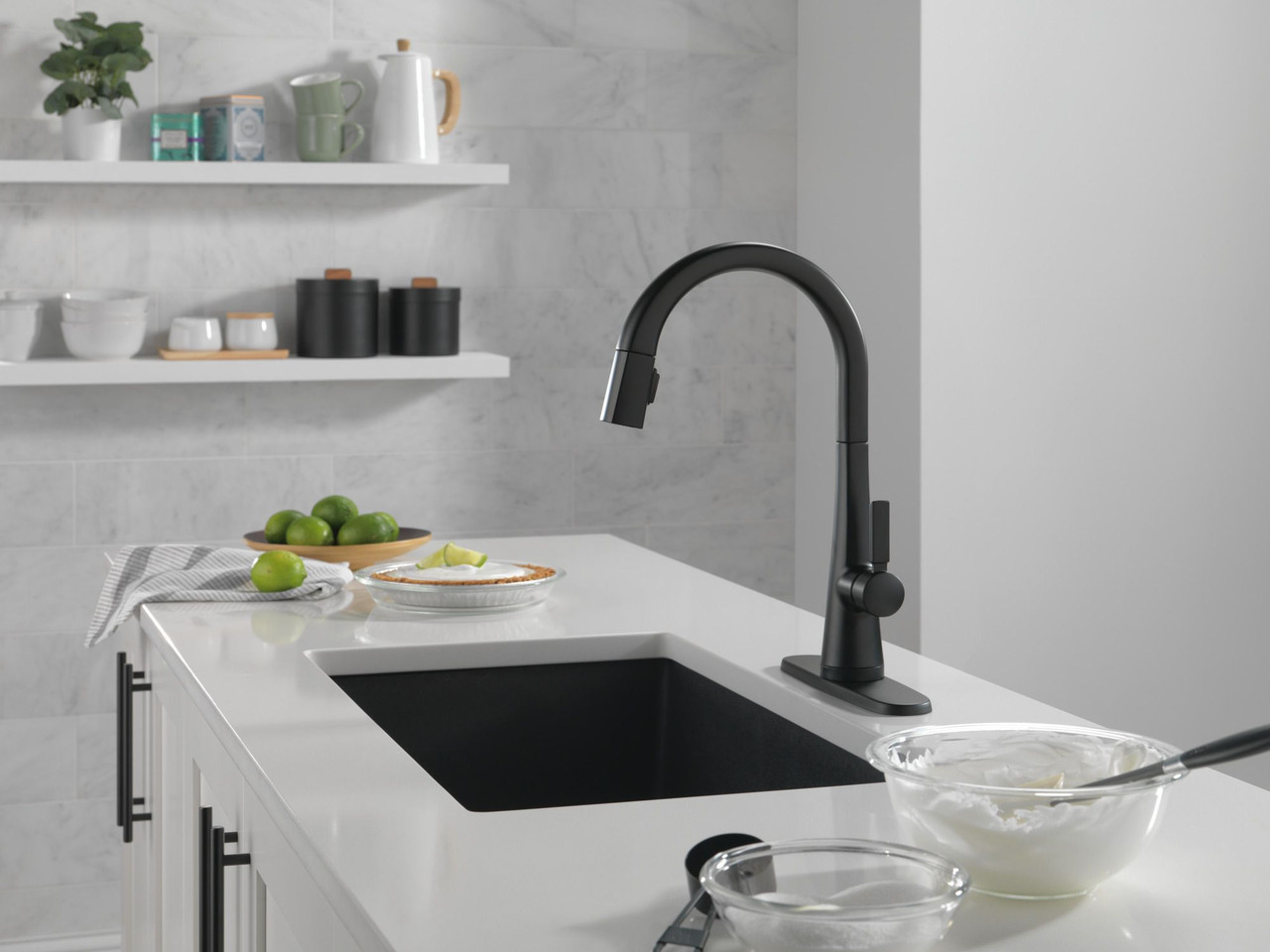9191T-BL-DST Monrovia Single Handle Pull Down Kitchen Faucet with Touch2O Technology, Matte Black