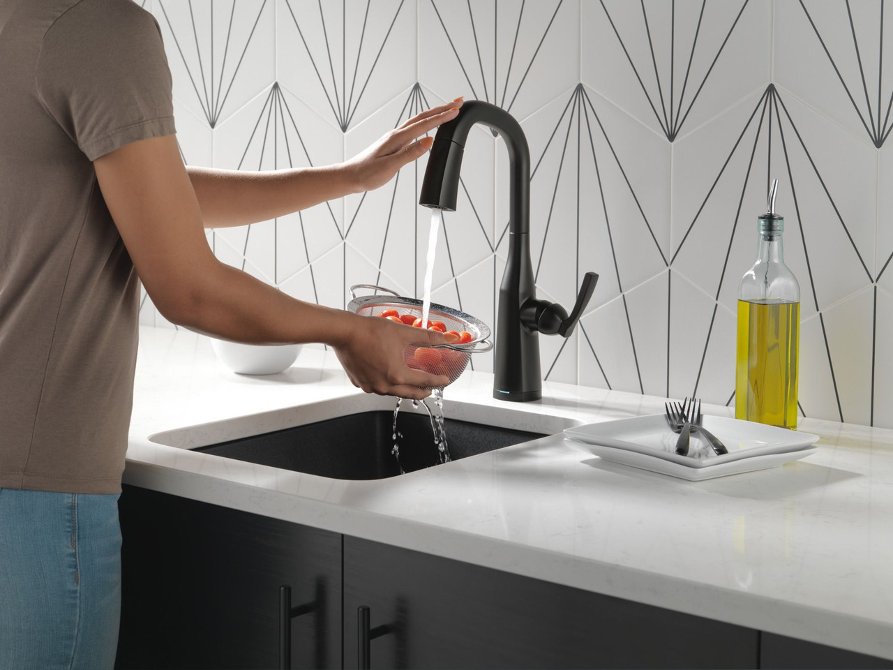 9976T-BL-DST Stryke Single Handle Pull Down Bar or Prep Faucet with Touch 2O Technology, Matte Black