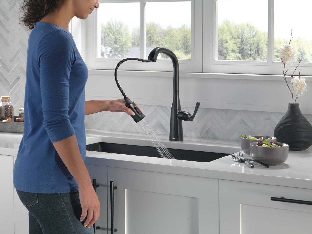 9176T-BL-DST Stryke Single Handle Pull Down Kitchen Faucet with Touch 2O Technology, Matte Black