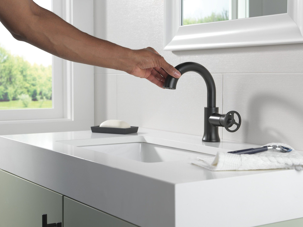 Delta 558HAR-BLPD-DST Trinsic Single Handle Pull Down Bathroom Faucet, Matte Black