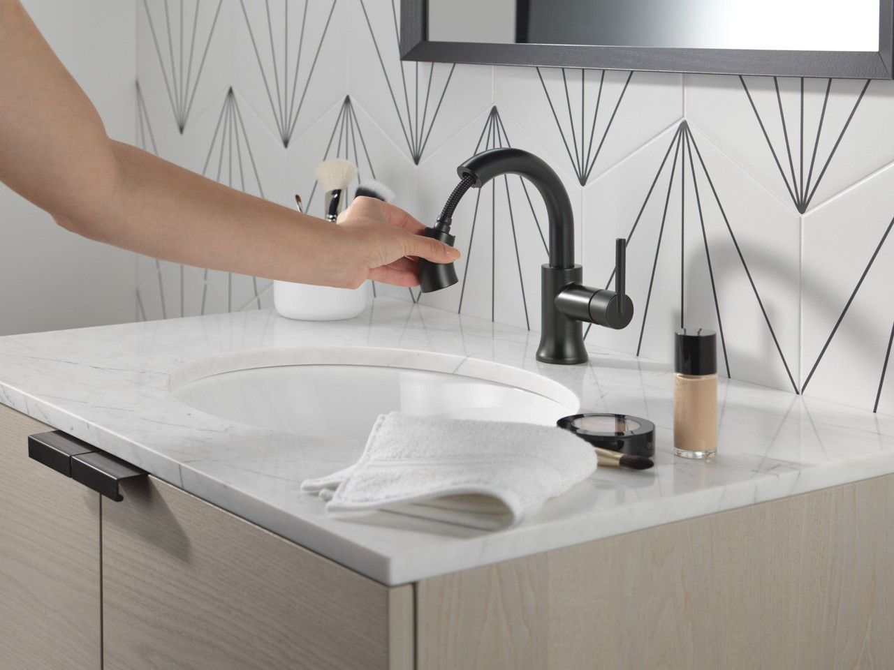 Delta 559HAR-BLPD-DST Trinsic Single Handle Pull Down Bathroom Faucet, Matte Black