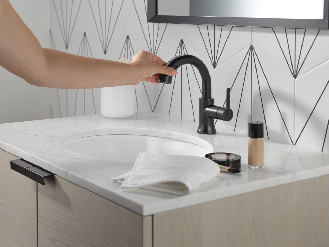 Delta 559HAR-BLPD-DST Trinsic Single Handle Pull Down Bathroom Faucet, Matte Black