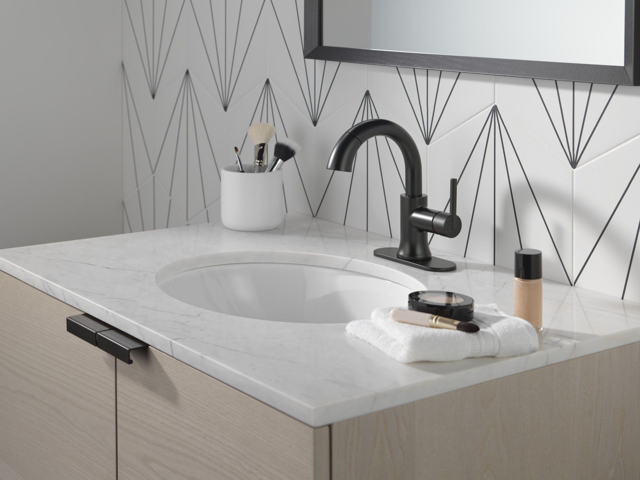 Delta 559HAR-BLPD-DST Trinsic Single Handle Pull Down Bathroom Faucet, Matte Black