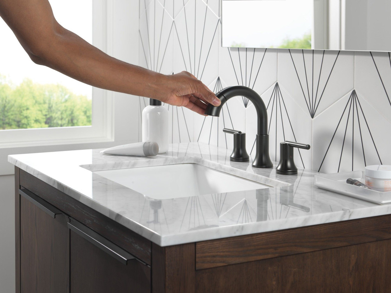 3559-BLPD-DST Trinsic Two Handle Widespread Pull Down Bathroom Faucet, Matte Black