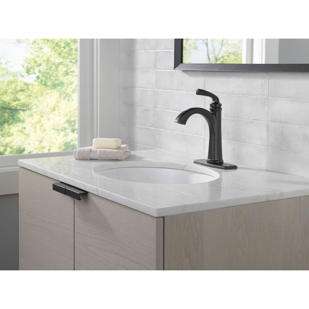 Delta 15864LF-BL Geist 7.25-in x 6.31-in x 9.50-in Single Handle Bathroom Faucet, Matte Black