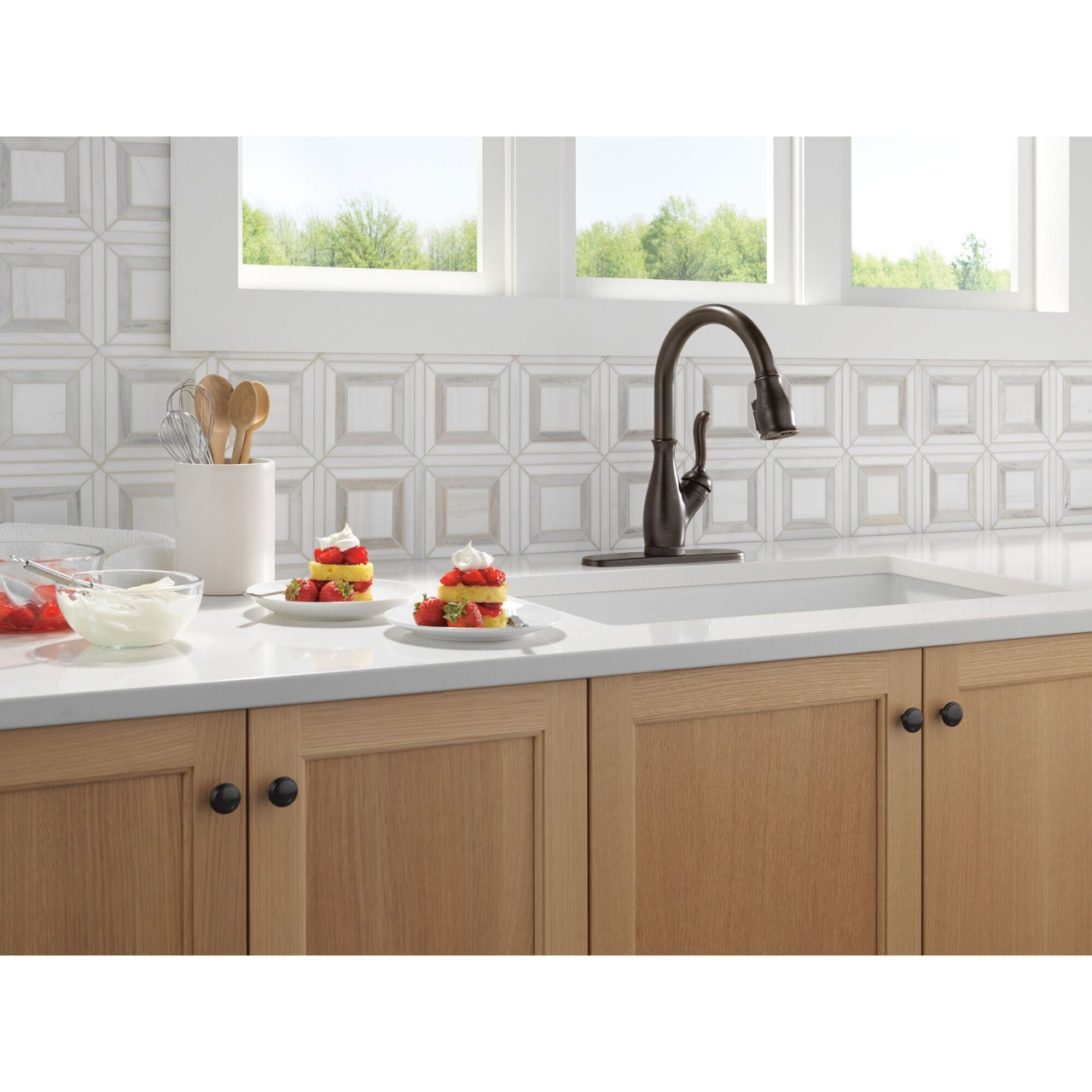 9178TLV-RB-DST Leland 11.63-in x 10.75-in x 15.38-in VoiceIQ Kitchen Faucet with Touch2O with Touchless Technology, Venetian Bronze