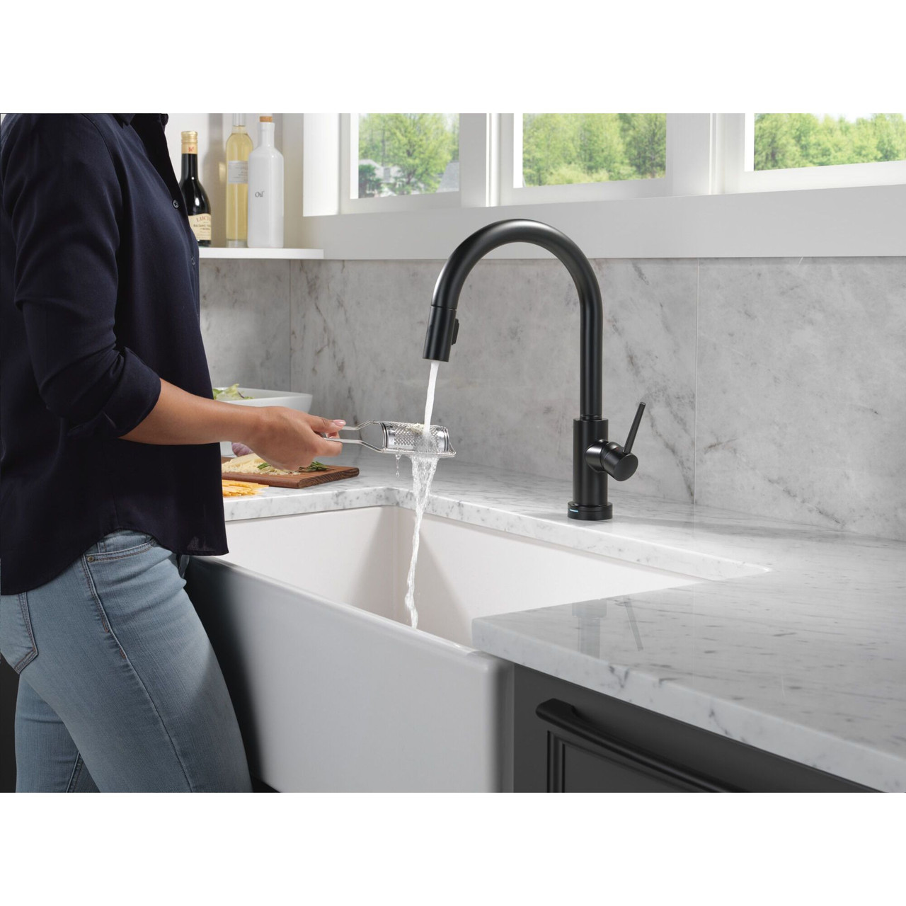 9159TLV-BL-DST Trinsic 11.38-in x 4.19-in x 16.19-in VoiceIQ Kitchen Faucet with Touch2O with Touchless Technology, Matte Black