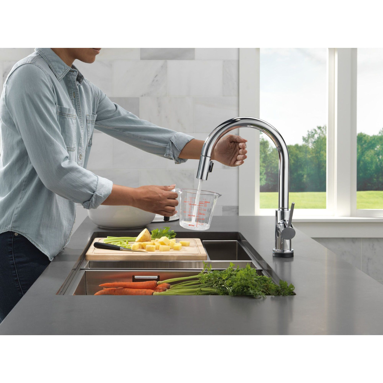 9159TL-DST Trinsic 11.38-in x 4.19-in x 16.19-in Touch2O Kitchen Faucet with Touchless Technology, Chrome