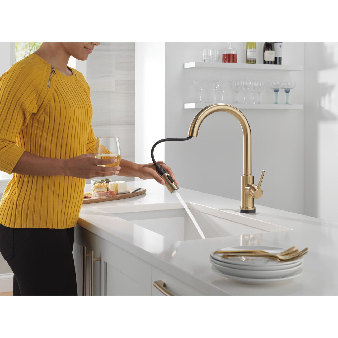 9159TL-CZ-DST Trinsic 11.38-in x 4.19-in x 16.19-in Touch2O Kitchen Faucet with Touchless Technology, Champagne Bronze