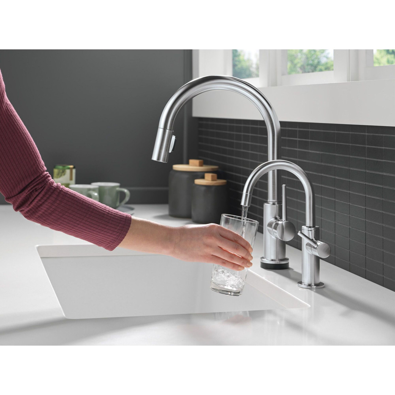 9159TL-AR-DST Trinsic 11.38-in x 4.19-in x 16.19-in Touch2O Kitchen Faucet with Touchless Technology, Arctic Stainless