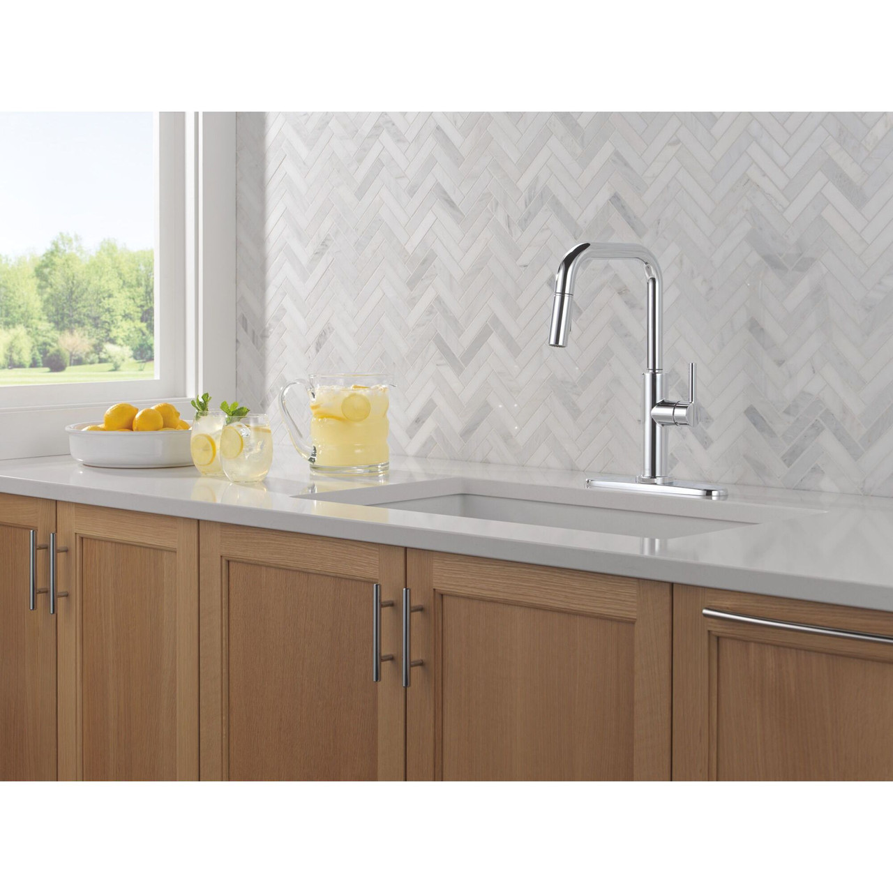 Delta 19868LF Nicoli 11.06-in x 10.75-in x 15.75-in Single-Handle Pull-Down Kitchen Faucet, Chrome
