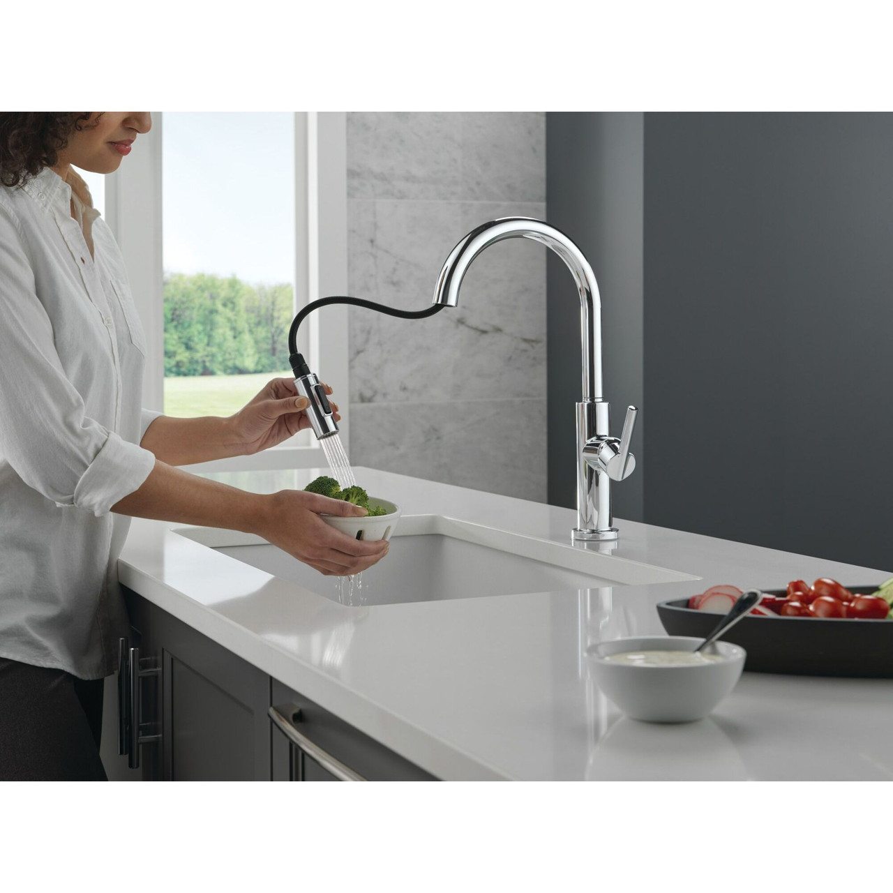 Delta 19867LF Nicoli 11.06-in x 10.75-in x 17.06-in Single-Handle Pull-Down Kitchen Faucet, Chrome