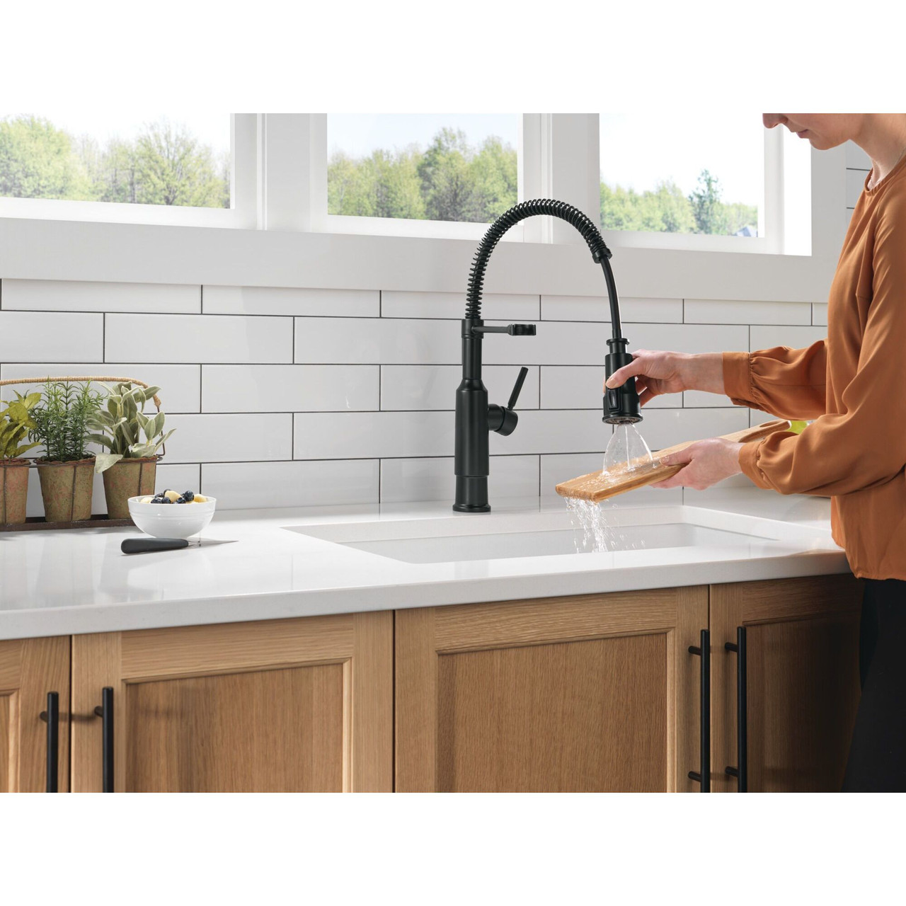 Delta 18804Z-BL-DST Theodora 11.94-in x 10.75-in x 20.25-in Single-Handle Pull-Down Spring Kitchen Faucet, Matte Black