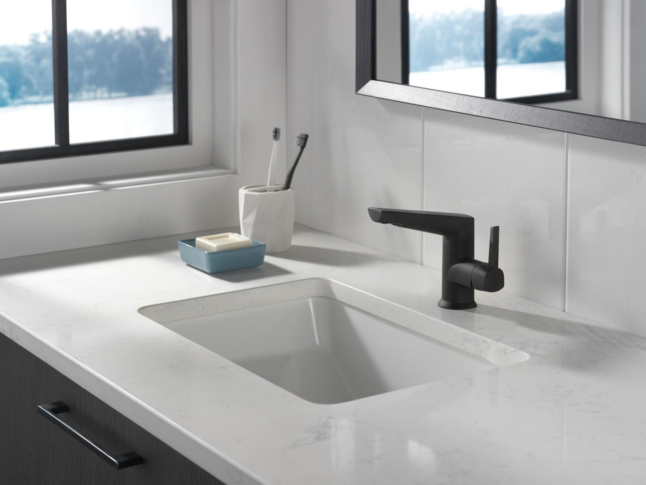 Delta 572-BLMPU-DST Galeon Single Handle Bathroom Faucet, Matte Black