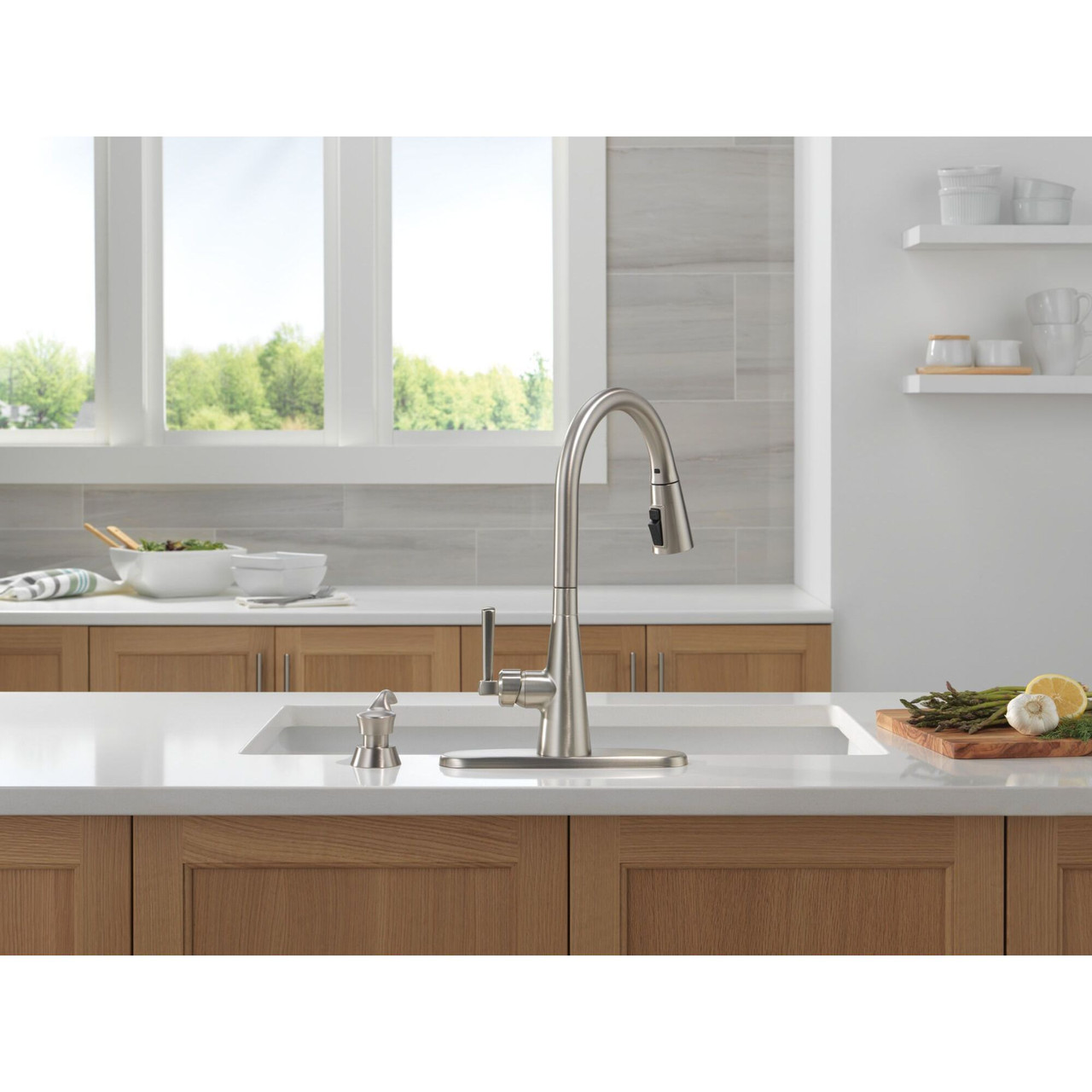 Delta 19893Z-SPSD-DST Boyd 11.63-in x 10.75-in x 16.50-in Single-Handle Pull-Down Kitchen Faucet with Soap Dispenser and Shieldspray Technology, Spotshield Stainless