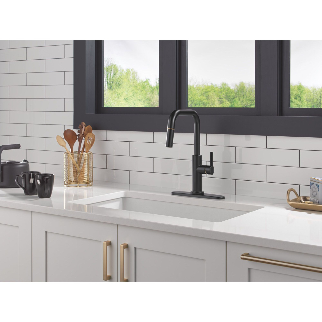 Delta 19868LF-GZ Nicoli 11.06-in x 10.75-in x 15.75-in Single-Handle Pull-Down Kitchen Faucet, Matte Black and Champagne Bronze