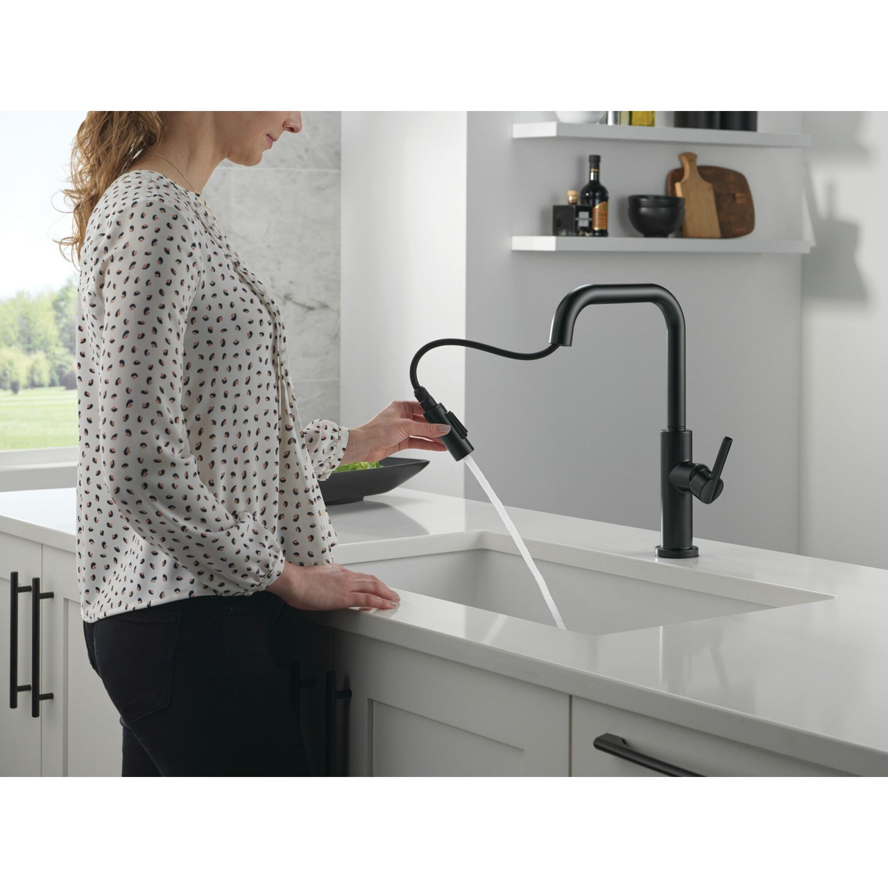 Delta 19868LF-BL Nicoli 11.06-in x 10.75-in x 15.75-in Single-Handle Pull-Down Kitchen Faucet, Matte Black