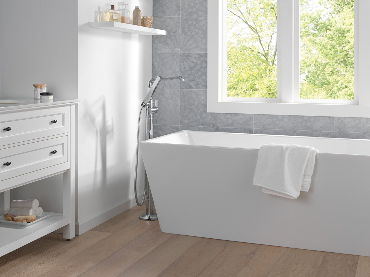 T4789-PR-LHP-FL Tetra Delta Tetra Floor Mount Tub Filler Trim, Lumicoat Chrome