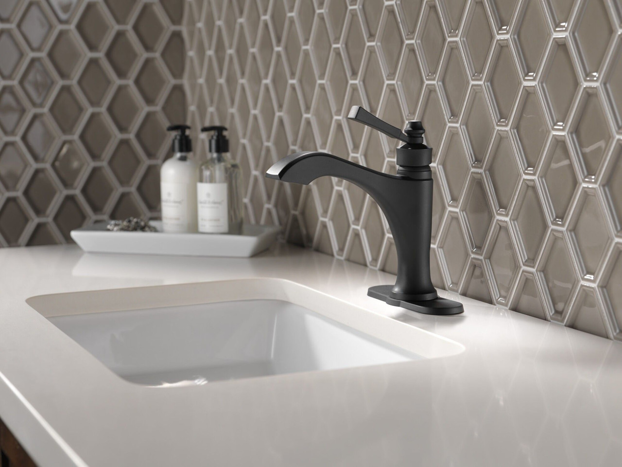Delta 556-BLLPU-DST Dorval Single Handle Bathroom Faucet, Matte Black
