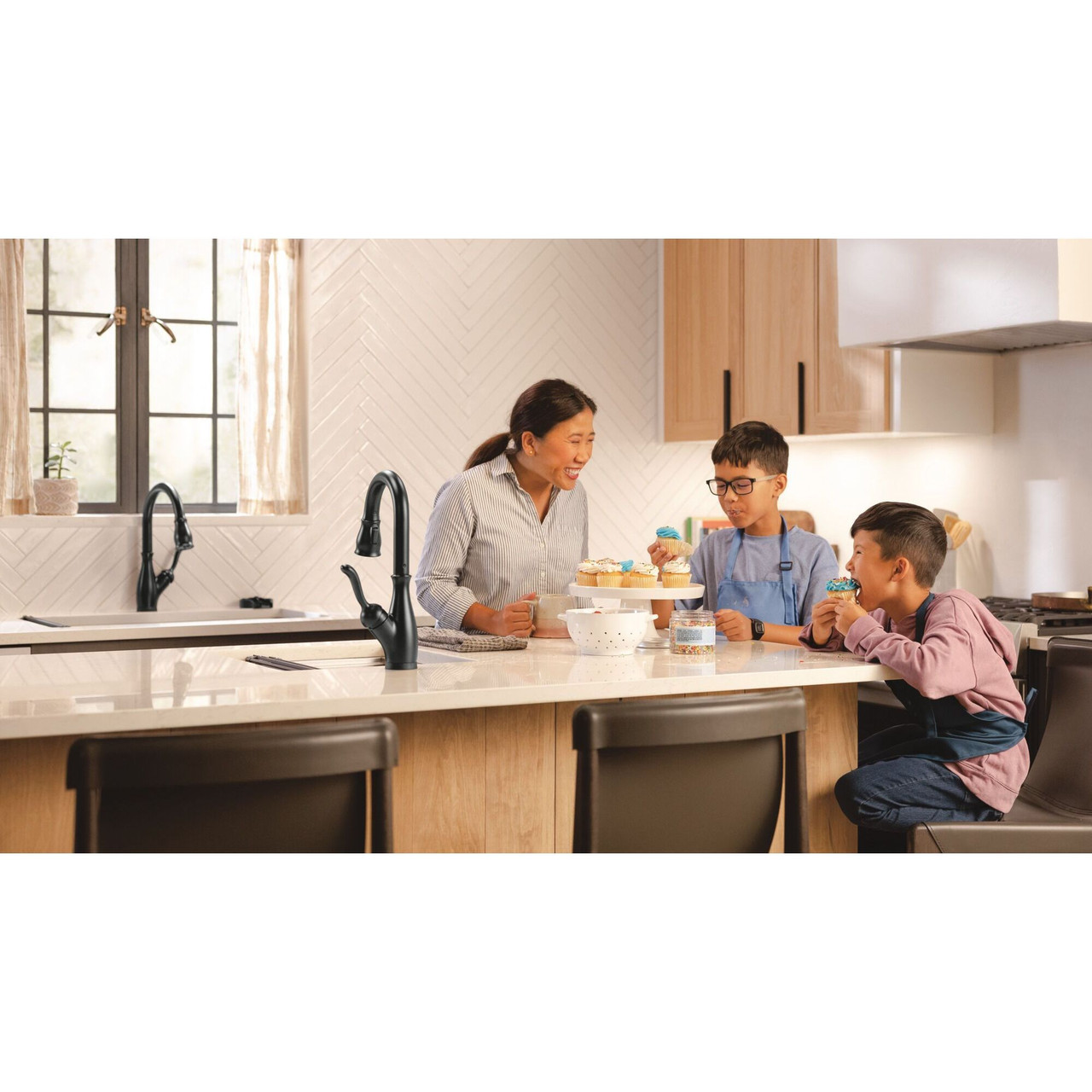 9178TLV-BL-DST Leland 11.63-in x 10.75-in x 15.38-in VoiceIQ Kitchen Faucet with Touch2O with Touchless Technology, Matte Black