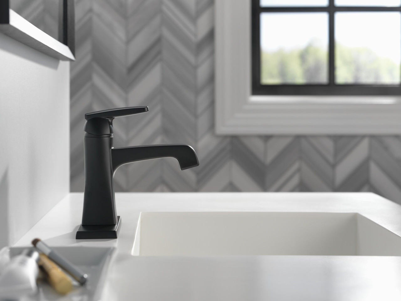 Delta 564-BLMPU-DST Ashlyn Single Handle Metal Pop Up Lavatory Faucet, Matte Black