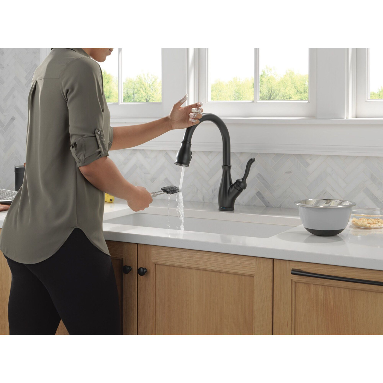 9178TL-BL-DST Leland 11.63-in x 10.75-in x 15.38-in Touch2O Kitchen Faucet with Touchless Technology, Matte Black