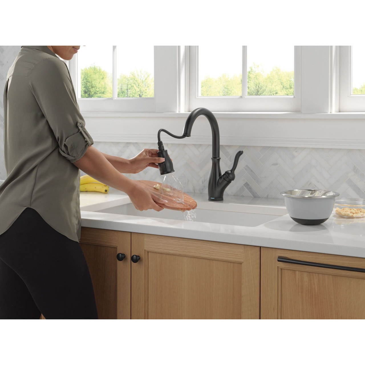 9178TL-BL-DST Leland 11.63-in x 10.75-in x 15.38-in Touch2O Kitchen Faucet with Touchless Technology, Matte Black