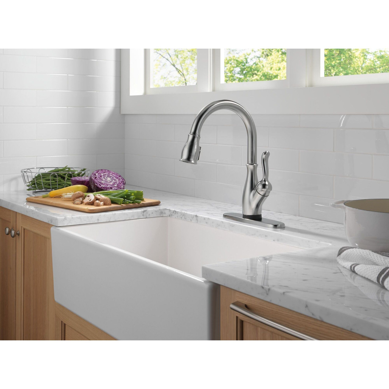 9178TL-AR-DST Leland 11.63-in x 10.75-in x 15.38-in Touch2O Kitchen Faucet with Touchless Technology, Arctic Stainless